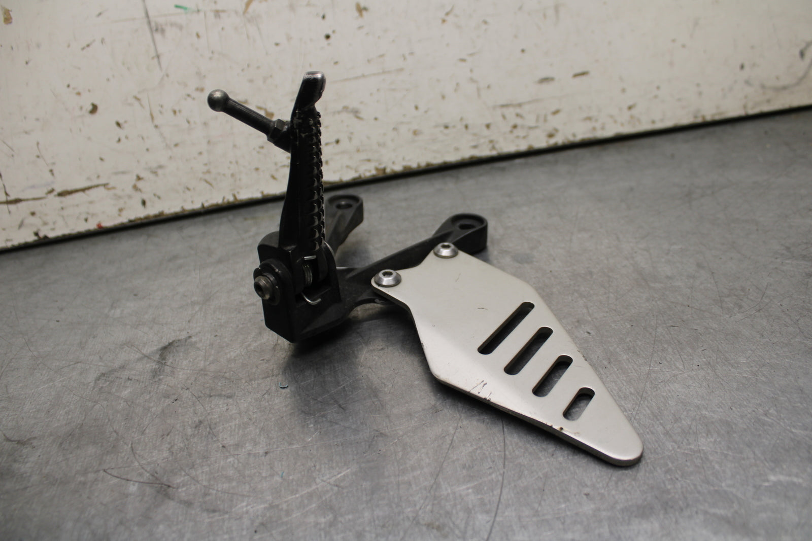 13-17 KAWASAKI NINJA ZX6R ZX636E LEFT REARSET REAR SET DRIVER FOOT PEG BB735