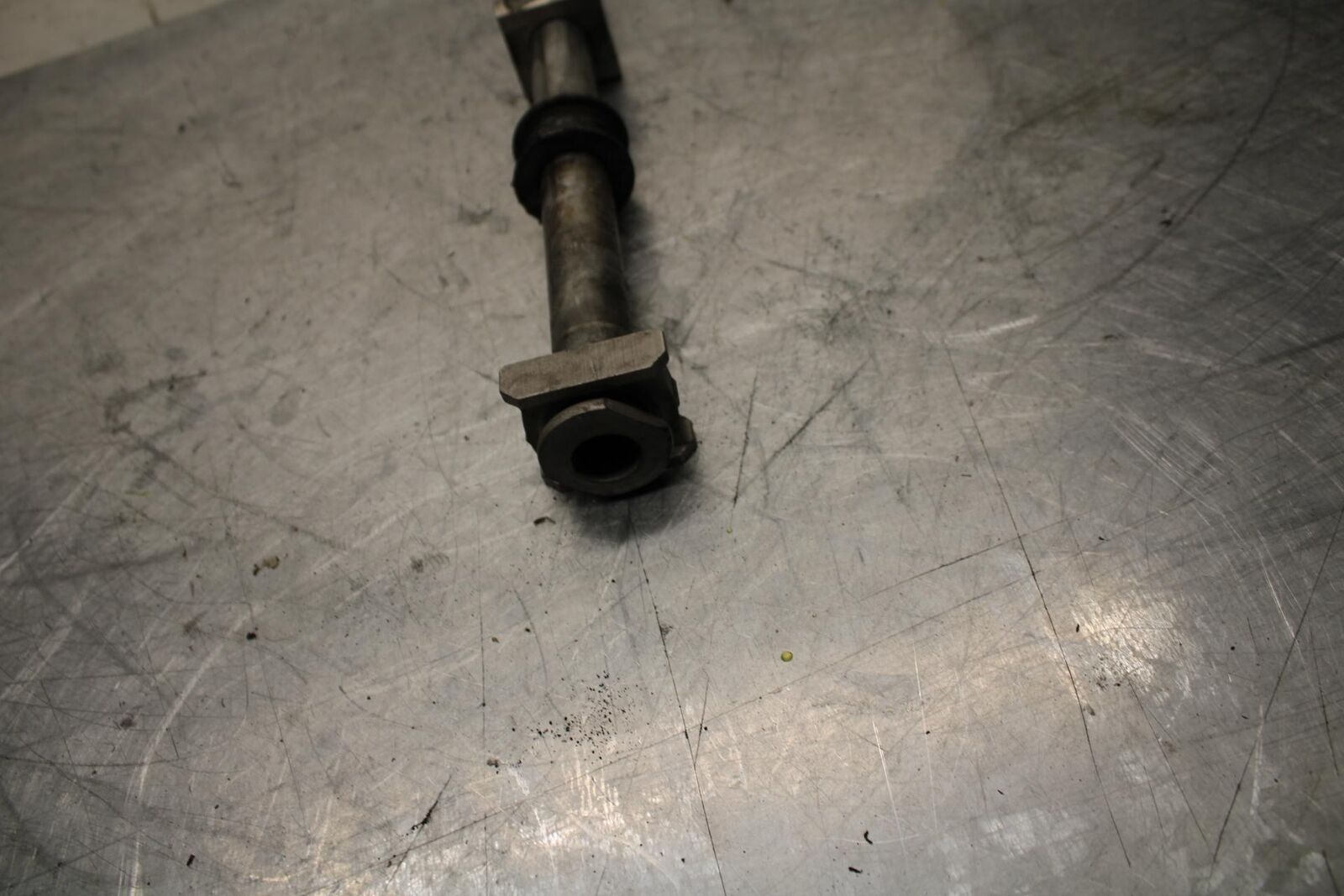 05-06 HONDA CBR600RR REAR AXLE BACK WHEEL RIM PIVOT BOLT AXEL BB444
