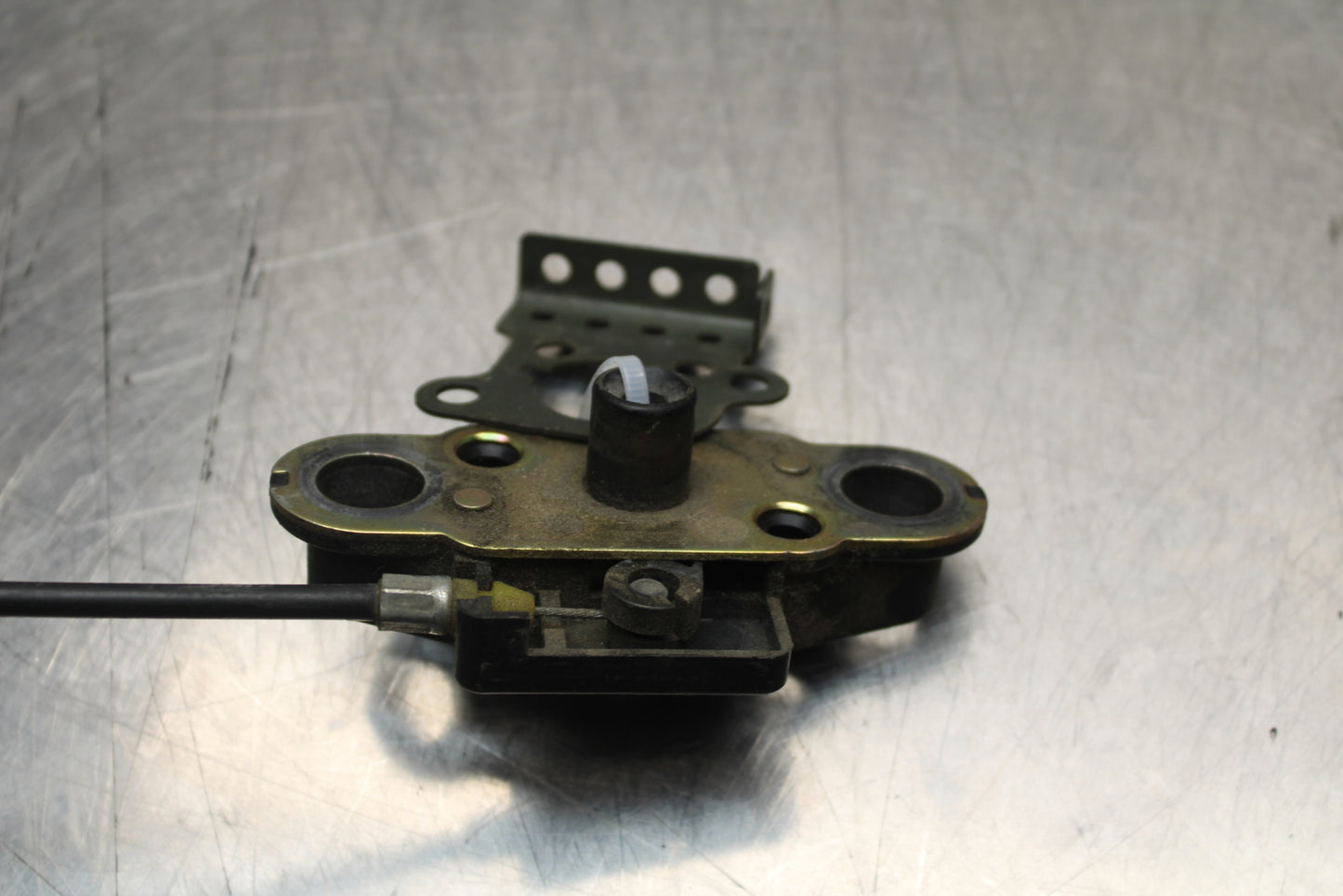 04-05 KAWASAKI NINJA ZX10R REAR PASSENGER SEAT LATCH LOCK ASSEMBLY BB163