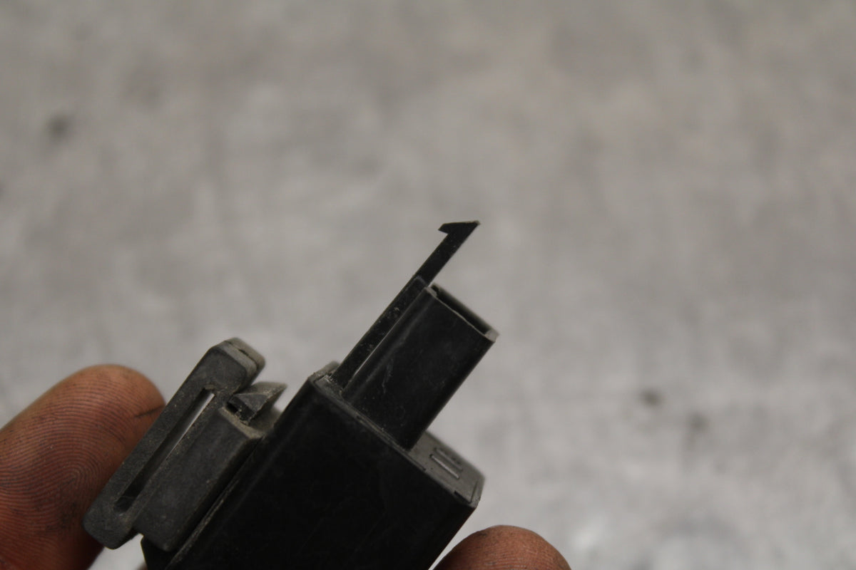 03-05 YAMAHA YZF R6  TURN SIGNAL BLINKER RELAY FLASHER SWITCH BB132