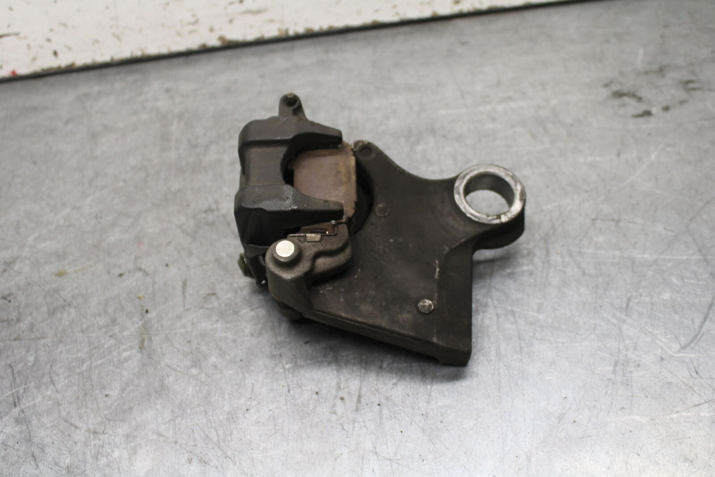 06 YAMAHA YZF R6 REAR BACK BRAKE CALIPER W MOUNT BRACKET BB716