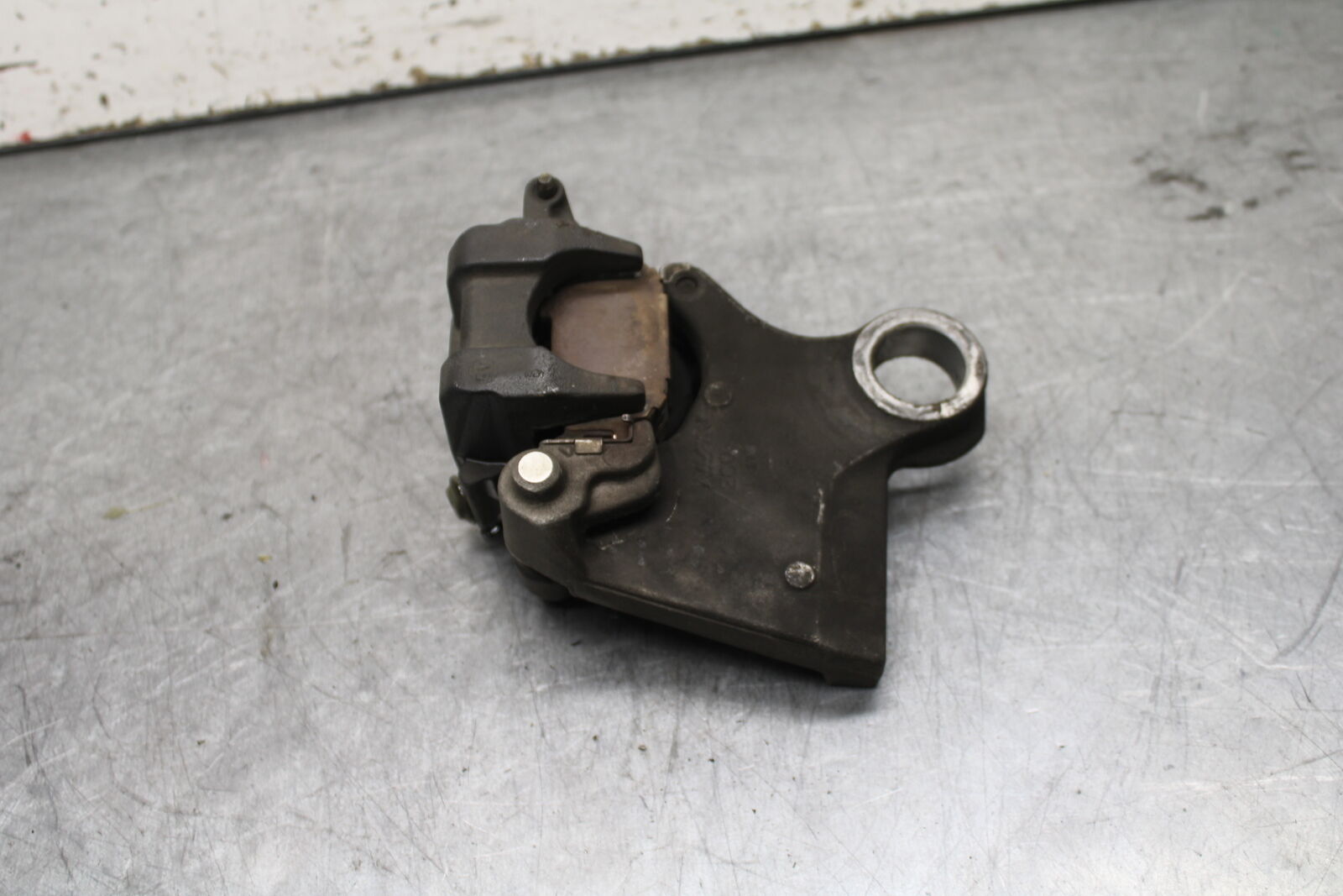 06 YAMAHA YZF R6 REAR BACK BRAKE CALIPER W MOUNT BRACKET BB716
