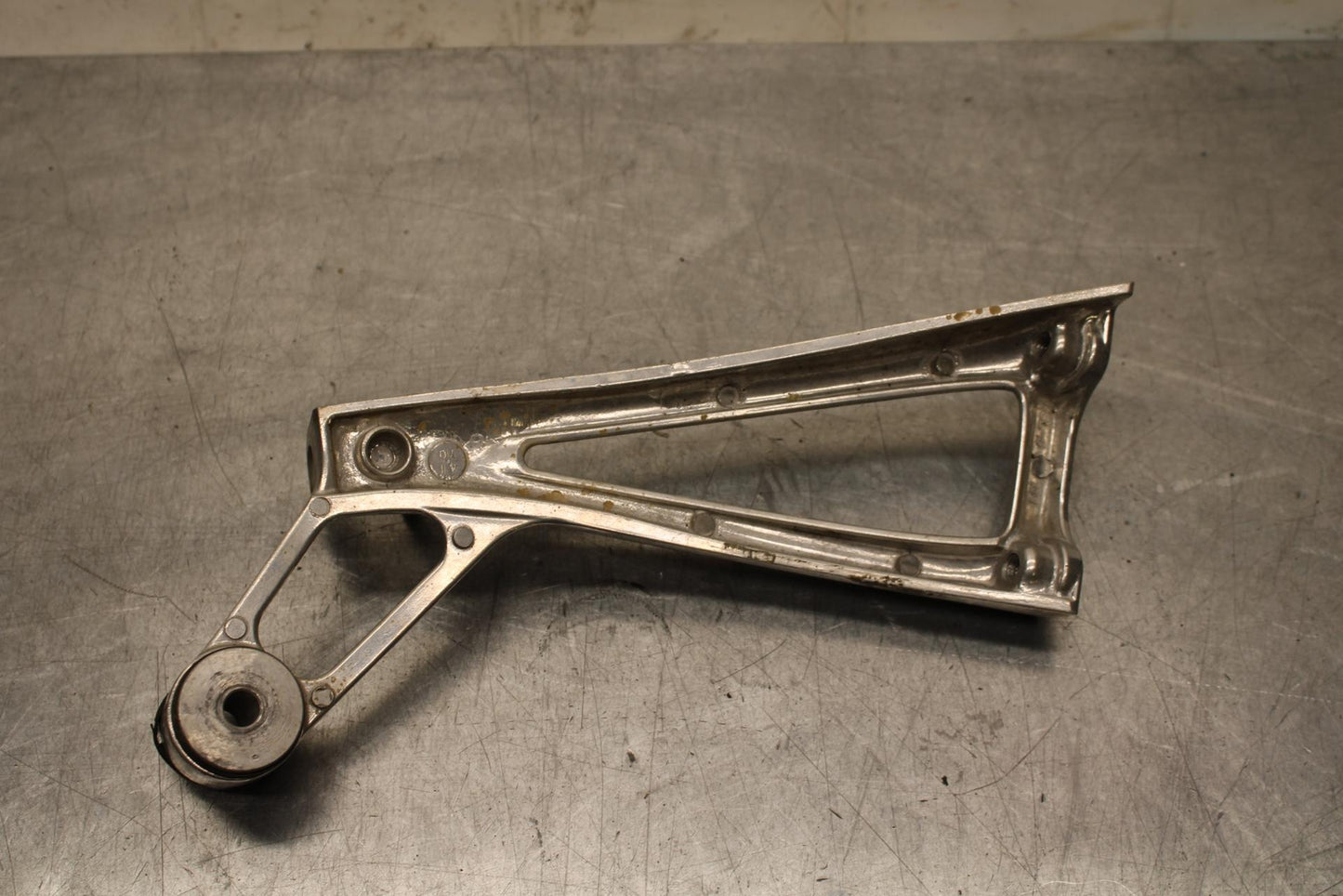 2007 Yamaha YZF R6S RIGHT REAR PASSENGER FOOTPEG MOUNT BB594