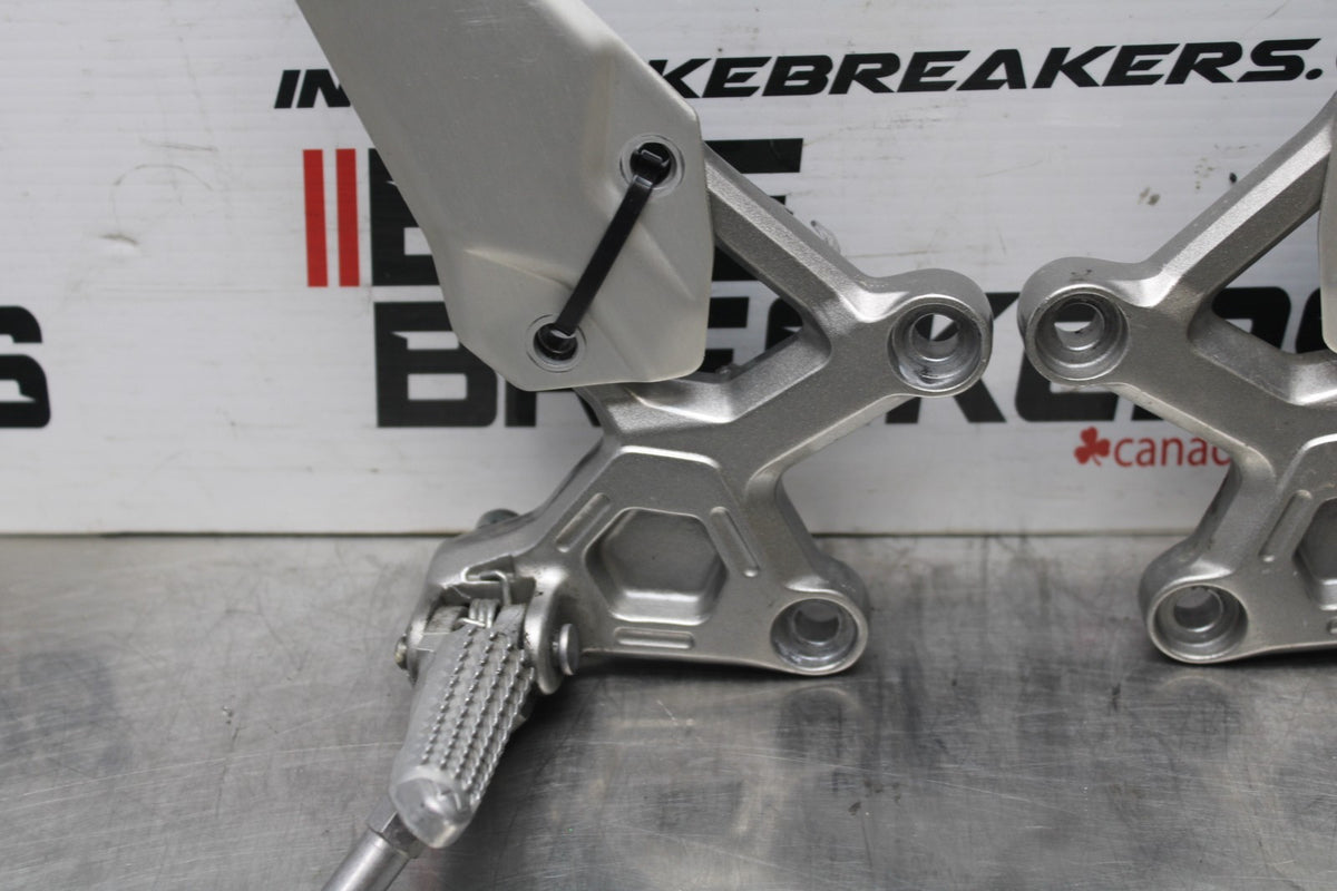 24-25 KAWASAKI NINJA ZX4R RIGHT LEFT REARSETS REAR SET DRIVER FOOT PEGS  BB827