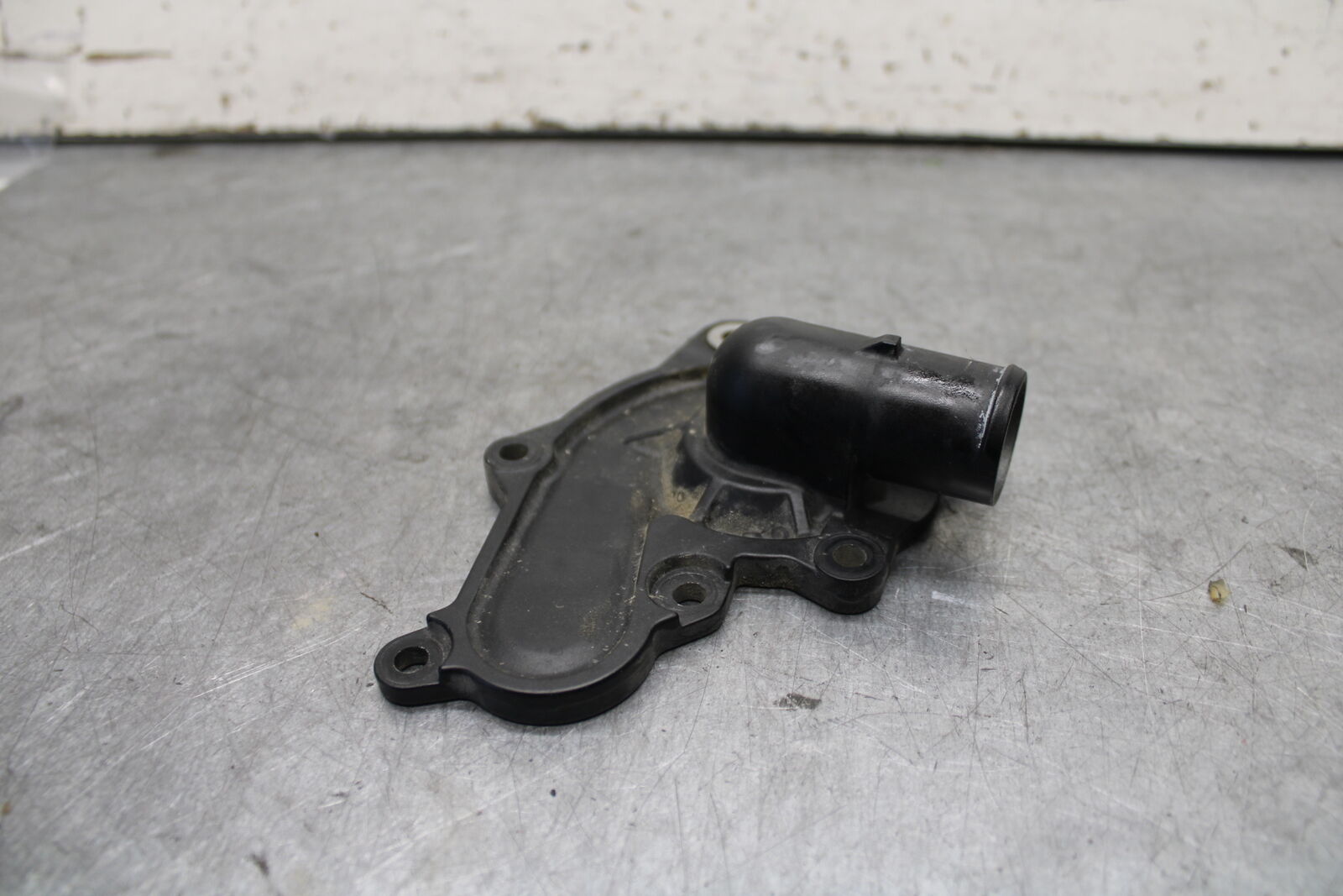 22-24 YAMAHA XSR900 ENGINE WATER COOLANT PUMP COVER BB683