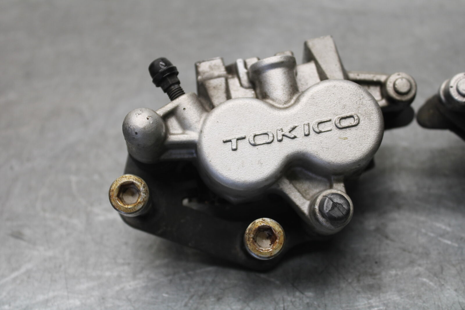 05-09 SUZUKI BOULEVARD C90 RIGHT LEFT FRONT BRAKE CALIPER SET PAIR BB692