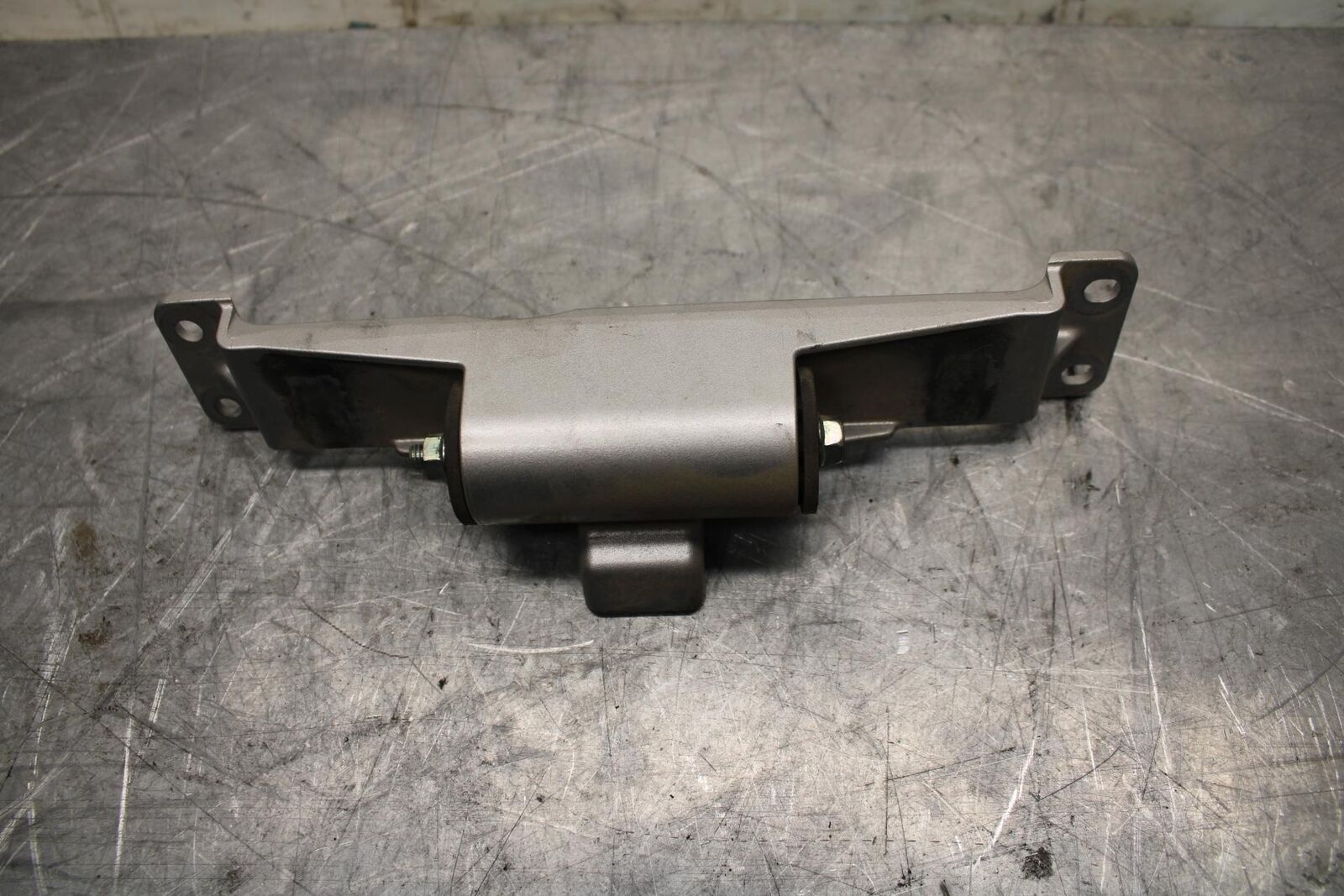 18 YAMAHA YZF R1  GAS TANK FUEL CELL PETROL RESERVOIR BRACKET MOUNT BB473