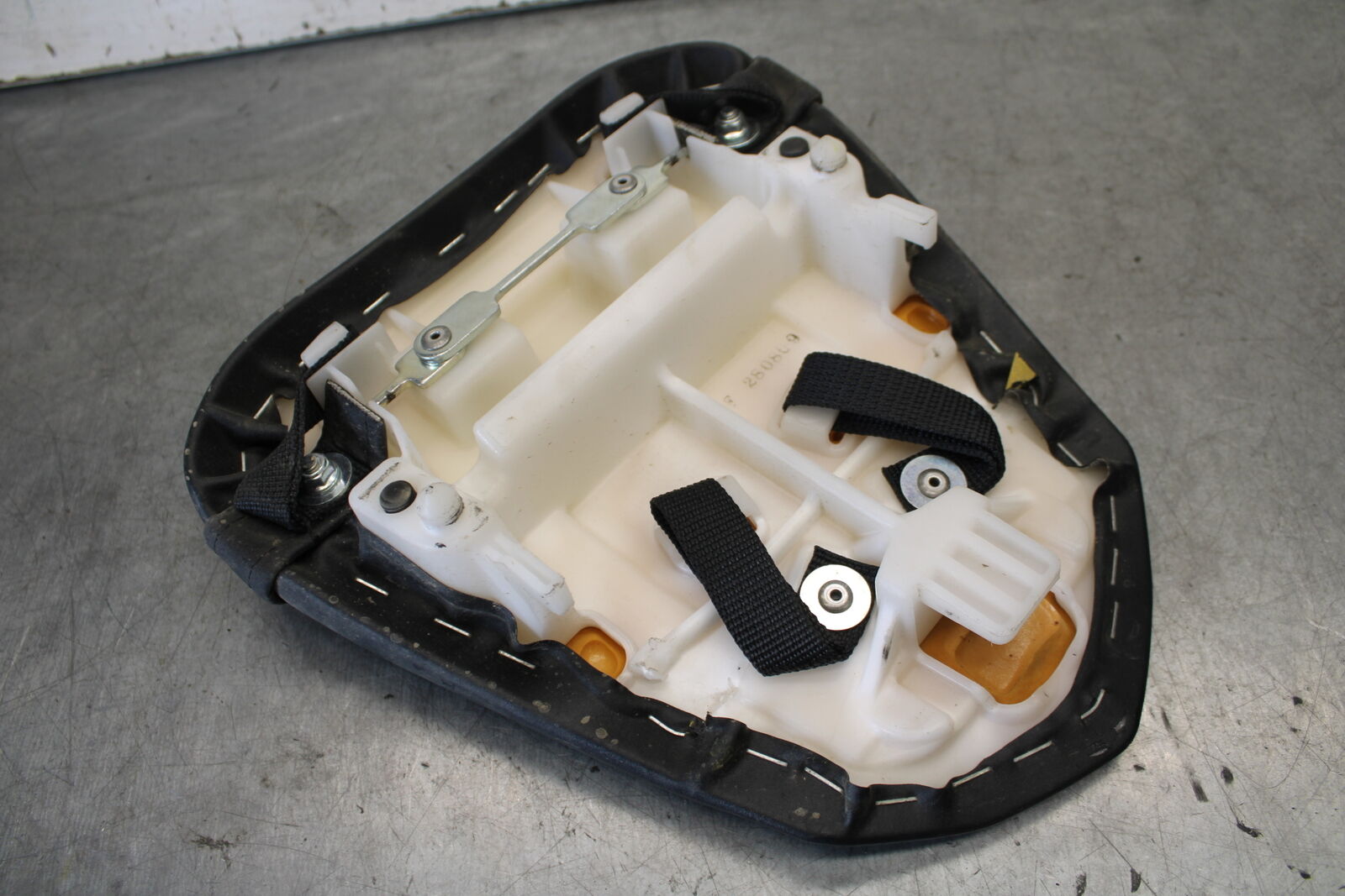 08-16 YAMAHA YZF R6 REAR BACK PASSENGER TANDEM SEAT PAD SADDLE PILLION BB665