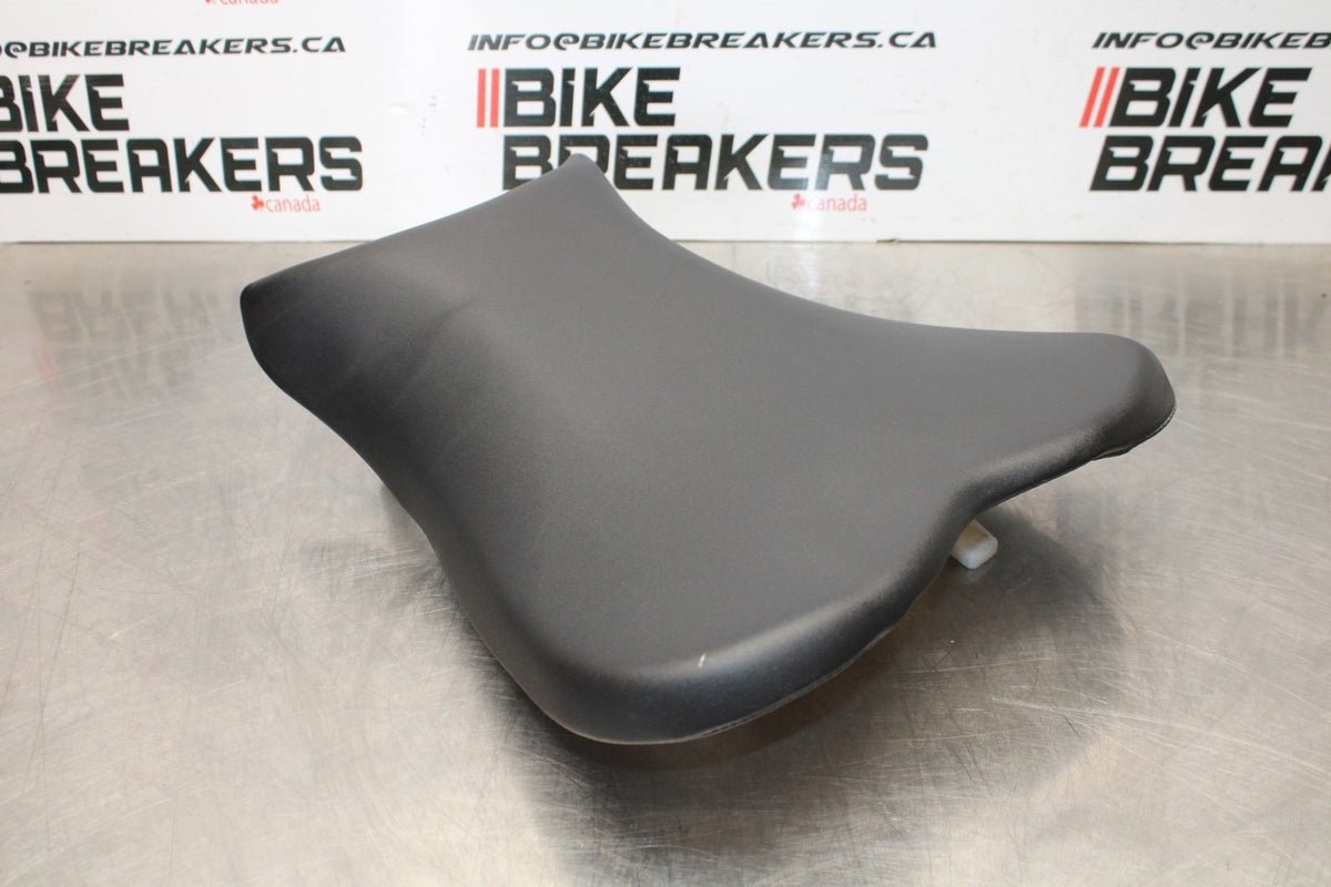 06-07 SUZUKI GSXR 600 FRONT DRIVERS SEAT PAD SADDLE PILLION BB178
