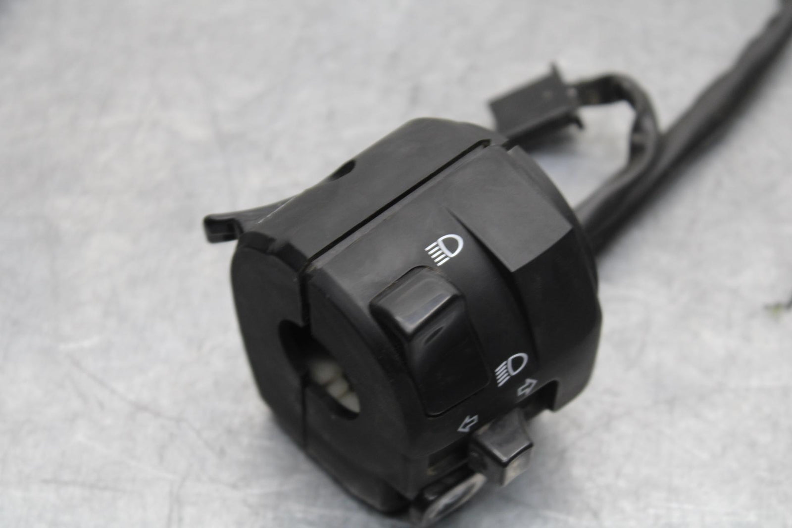 19-22 KAWASAKI Z400 LEFT CLIP ON HANDLE HORN SIGNALS SWITCH  BB586