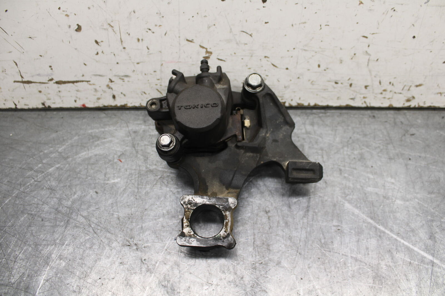 08-10 SUZUKI GSXR 600 REAR BACK BRAKE CALIPER W MOUNT BRACKET  BB721