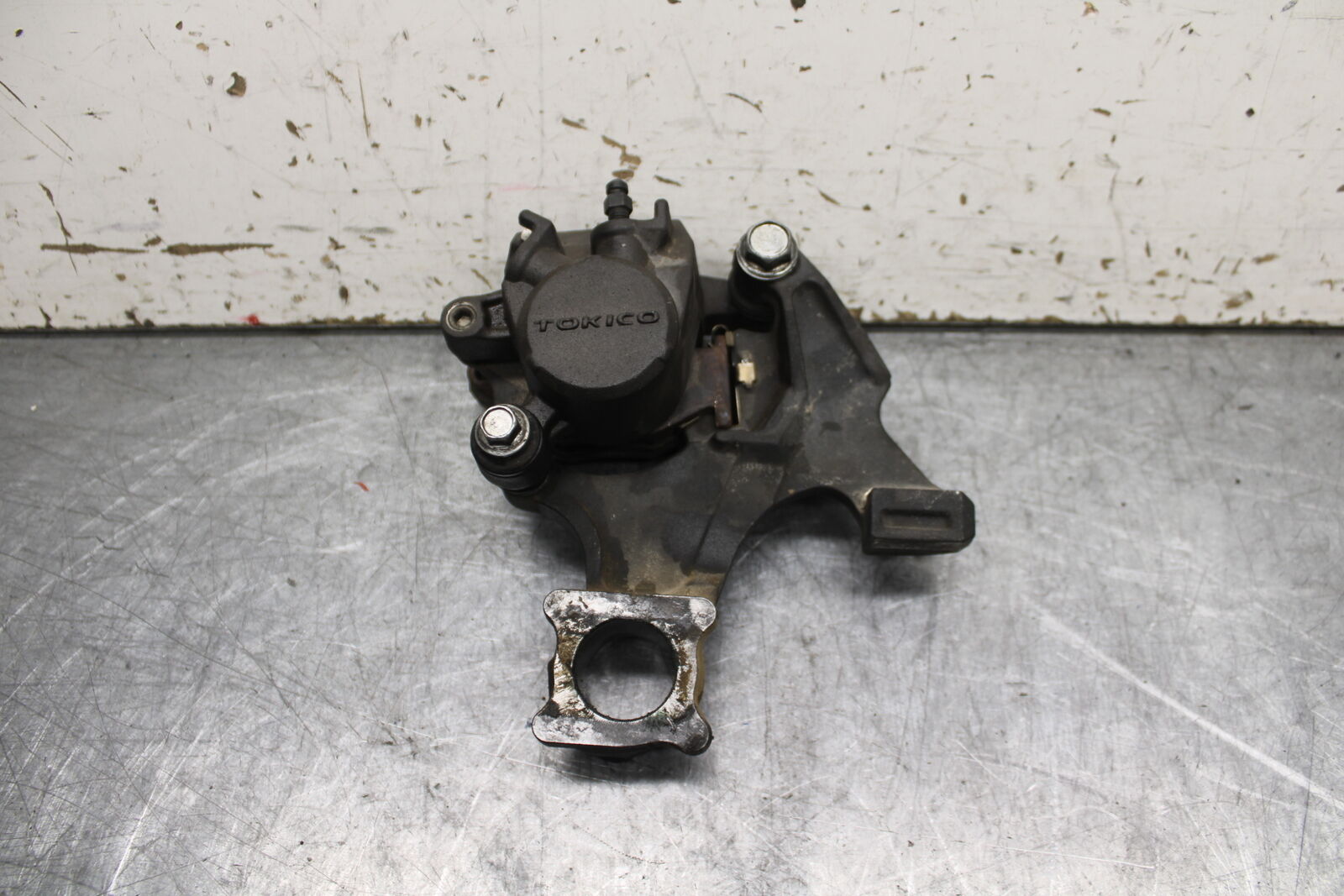 08-10 SUZUKI GSXR 600 REAR BACK BRAKE CALIPER W MOUNT BRACKET  BB721