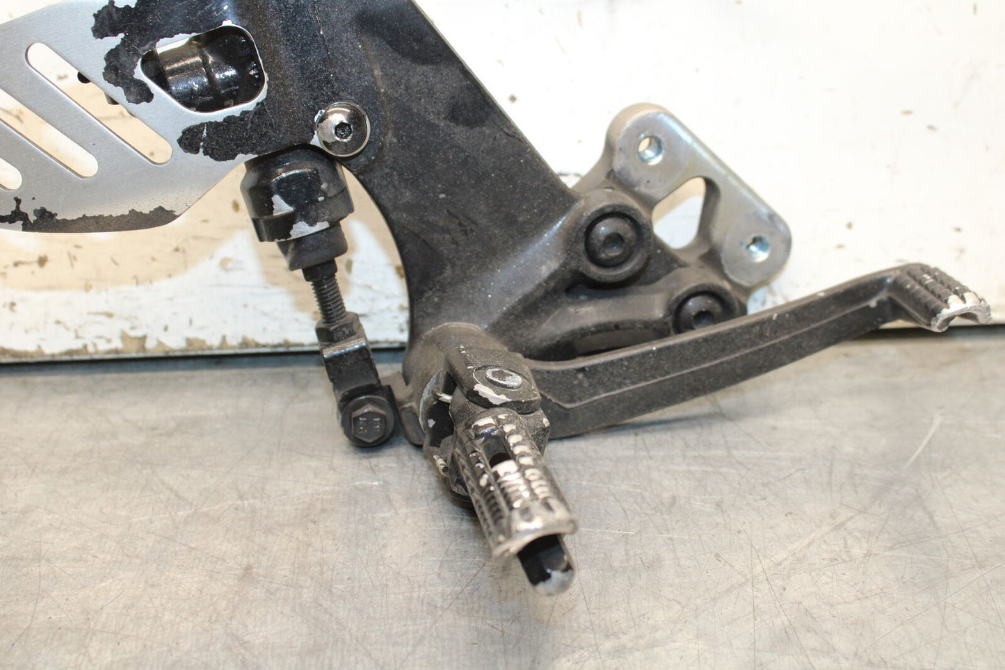 06-07 SUZUKI GSXR 600 RIGHT REARSET REAR SET DRIVER FOOT PEG REST STOP BB737