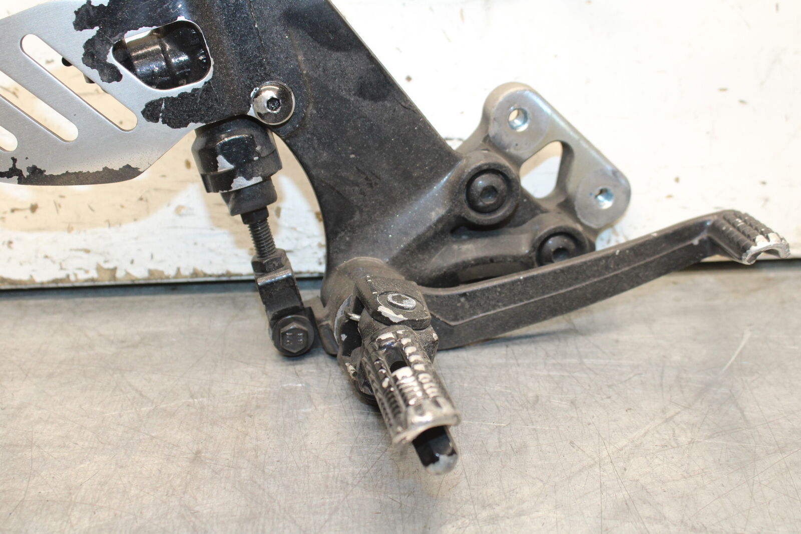 06-07 SUZUKI GSXR 600 RIGHT REARSET REAR SET DRIVER FOOT PEG REST STOP BB737