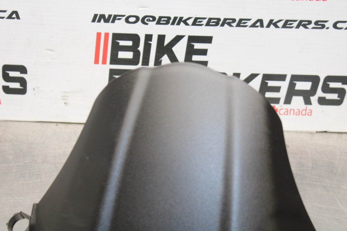 05-06 SUZUKI GSXR1000 REAR BACK WHEEL TIRE HUGGER FENDER BB857