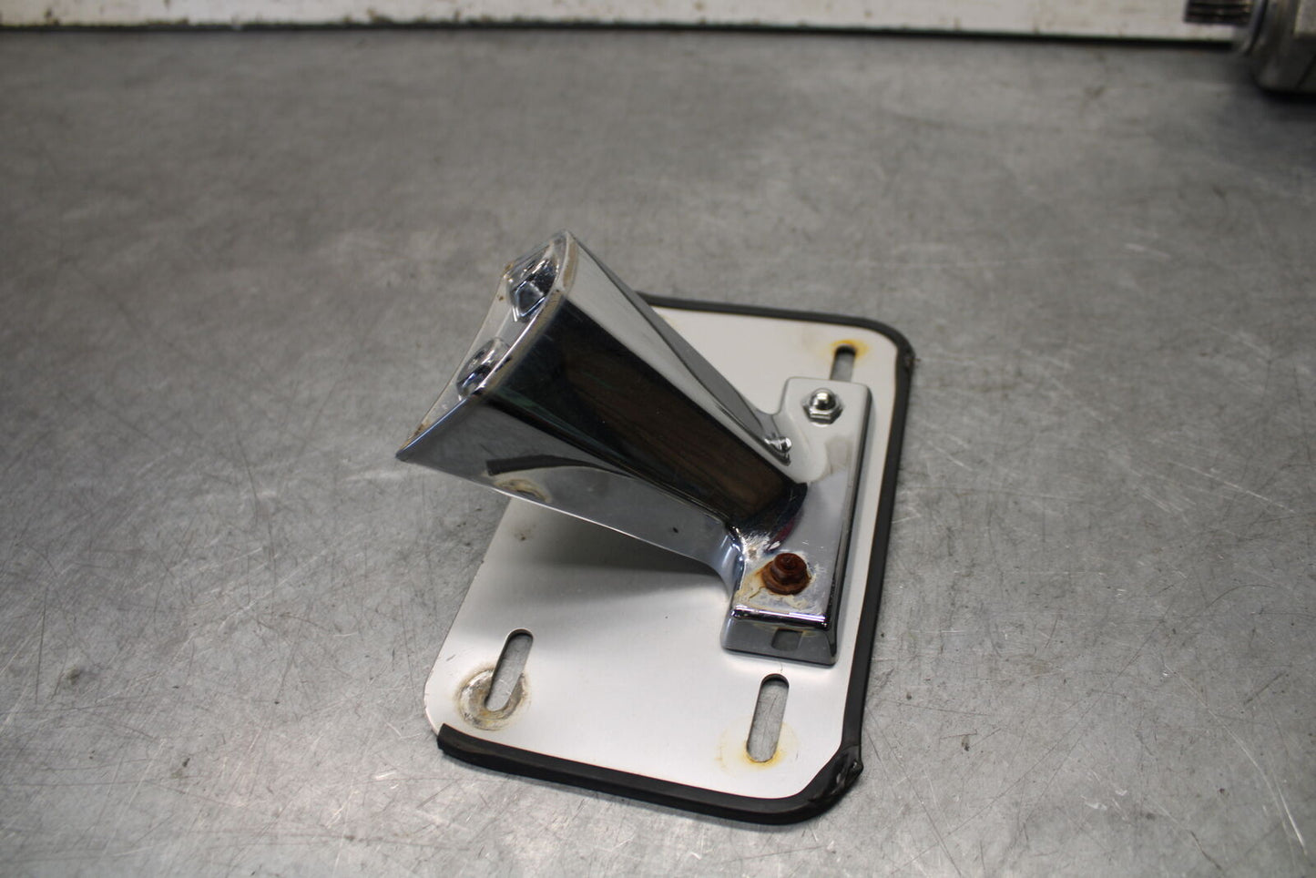 05-09 SUZUKI BOULEVARD C90 LICENSE PLATE LIGHT BB692