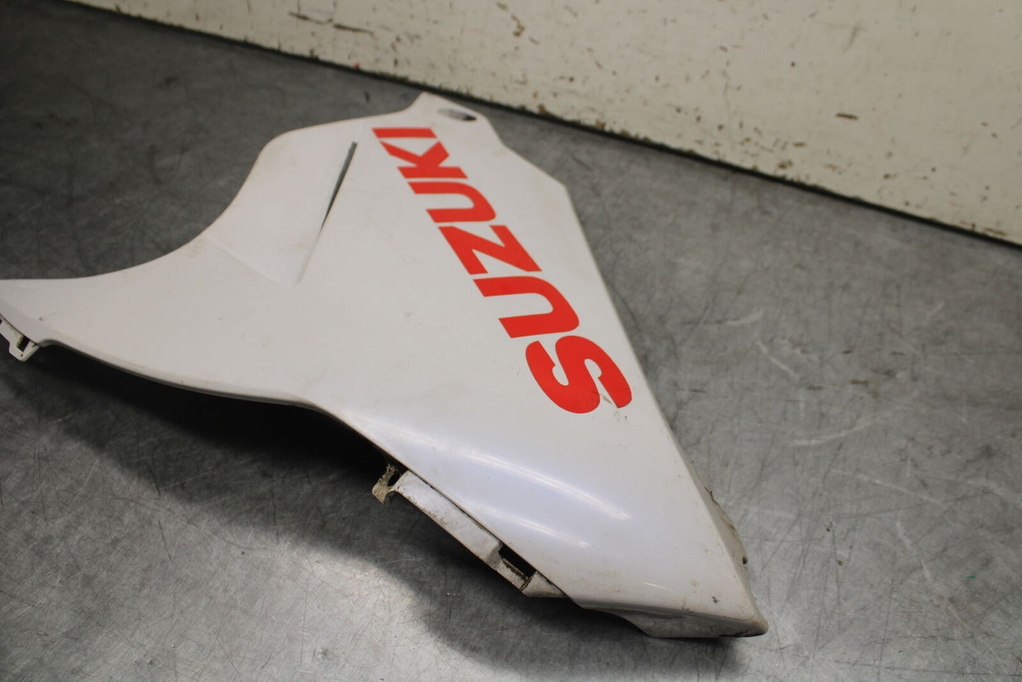 11-23 SUZUKI GSXR 750 LEFT LOWER BOTTOM BELLY SIDE FAIRING COWL BB499