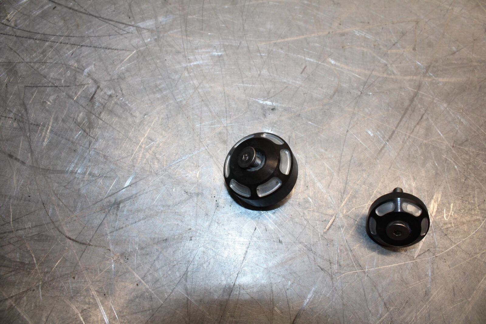 17-21 TRIUMPH STREET TRIPPLE R ABS  SWINGARM BOLT PIVOT AXLE CAP bb452