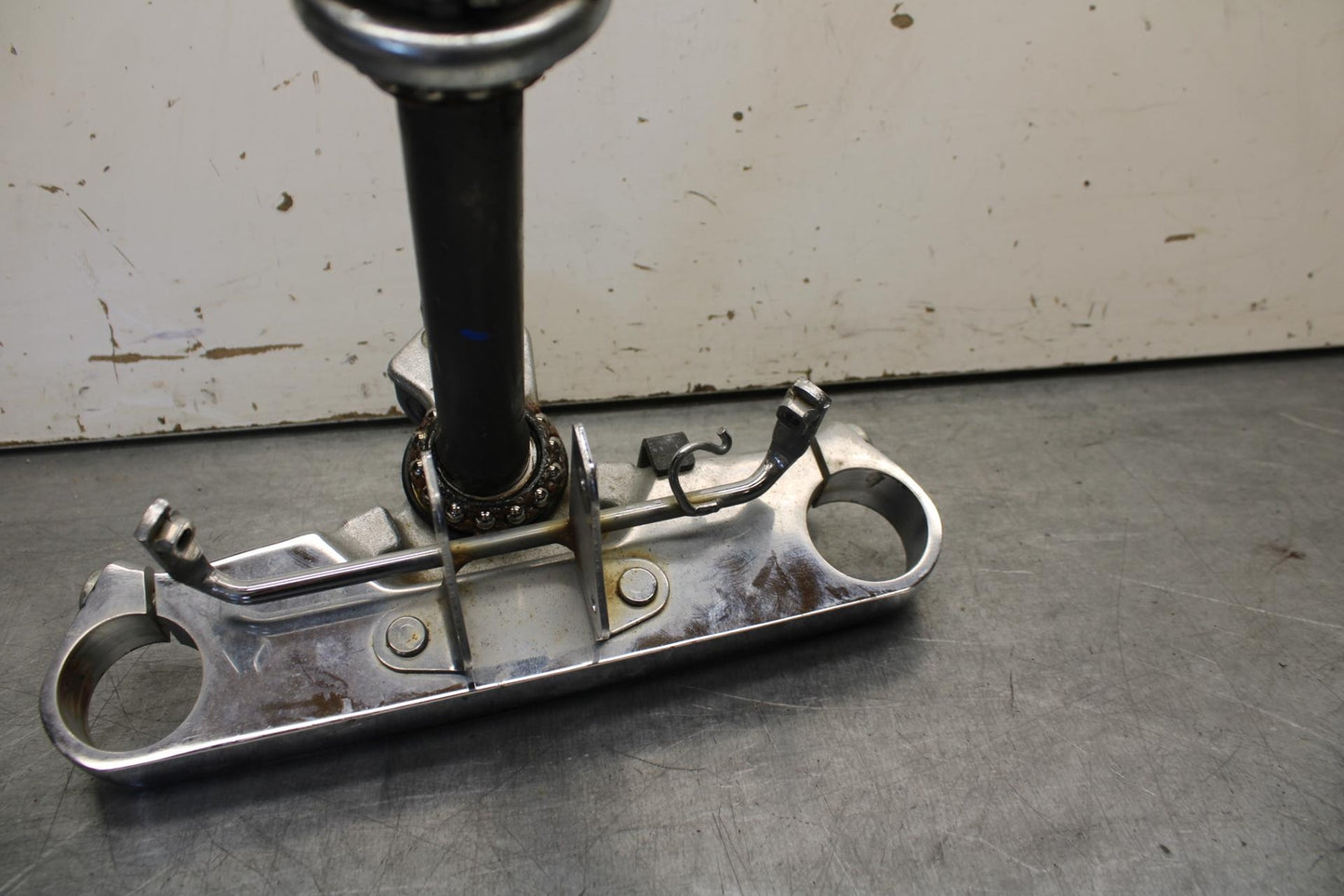 01-02 HONDA SHADOW SPIRIT 750 FRONT FORKS CLAMP LOWER TRIPLE TREE STEM BB632