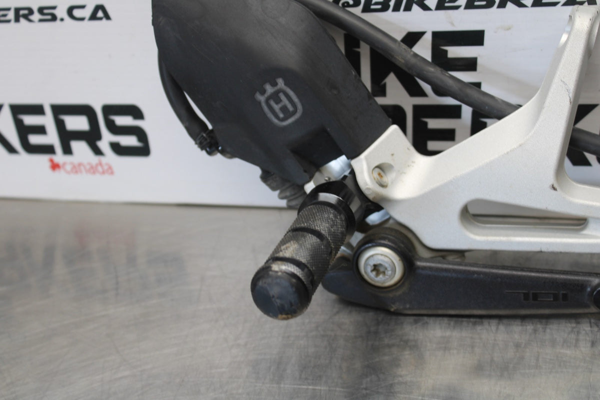 18-22 HUSQVARNA VITPILEN 701 RIGHT REARSET REAR SET DRIVER FOOT PEG REST BB198