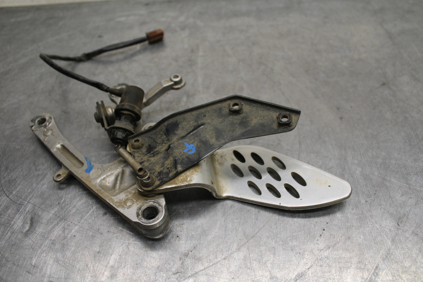 04-05 YAMAHA YZF R1 RIGHT REARSET REAR SET DRIVER FOOT PEG BRACKET MOUNT BB131