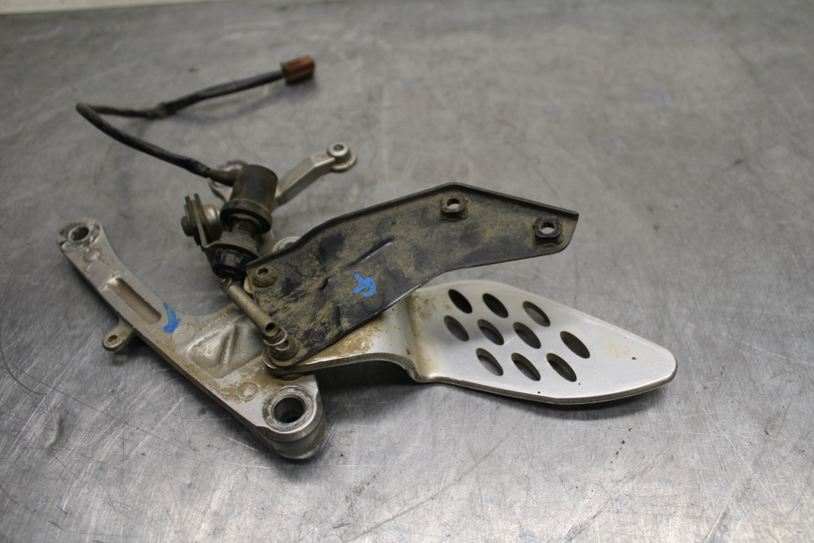 04-05 YAMAHA YZF R1 RIGHT REARSET REAR SET DRIVER FOOT PEG BRACKET MOUNT BB131