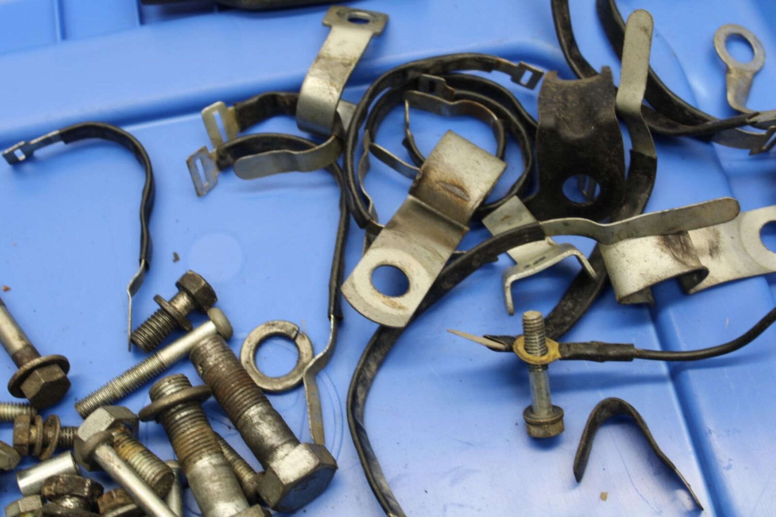 75 SUZUKI GT 550 MISC.MOUNTING BOLTS HARDWARE MOTOR SCREWS BB67