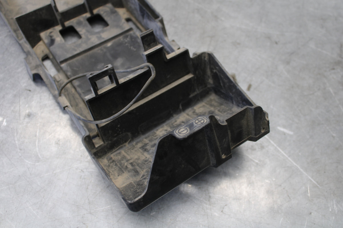 06-07 SUZUKI GSXR 600 REAR BACK TAIL UNDERTAIL BATTERY TRAY PLASTIC BB694