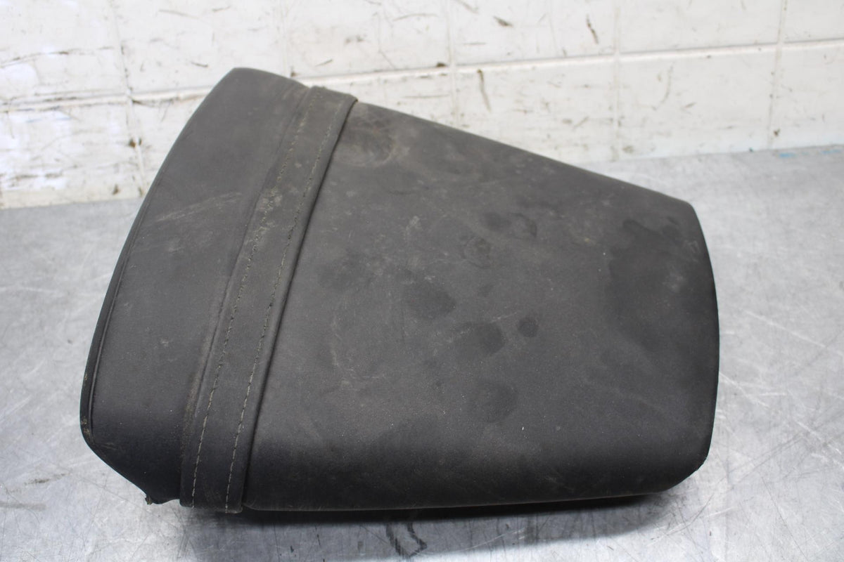 2000 Yamaha YZF R6 REAR BACK PASSENGER TANDEM SEAT PAD SADDLE PILLION BB558