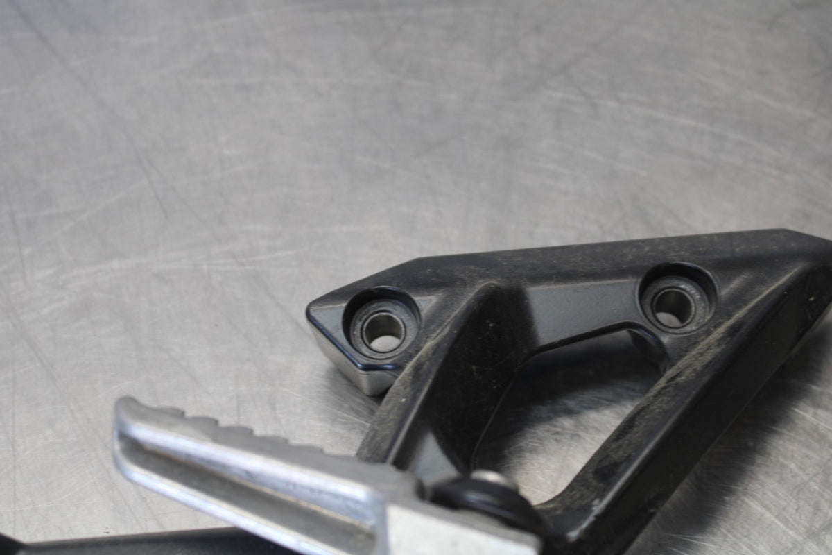 09 KAWASAKI CONCOURS 14 ZG1400B REAR BACK PASSENGER PEG SET PAIR BB875
