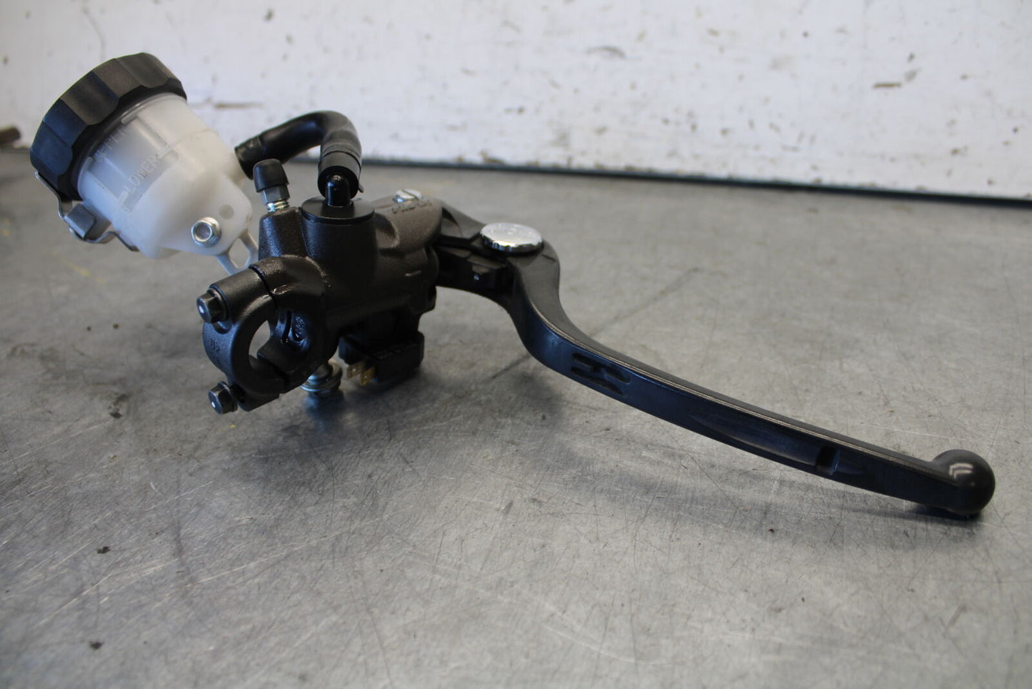11-24 SUZUKI GSXR750 FRONT BRAKE MASTER CYLINDER w/ LEVER BB687