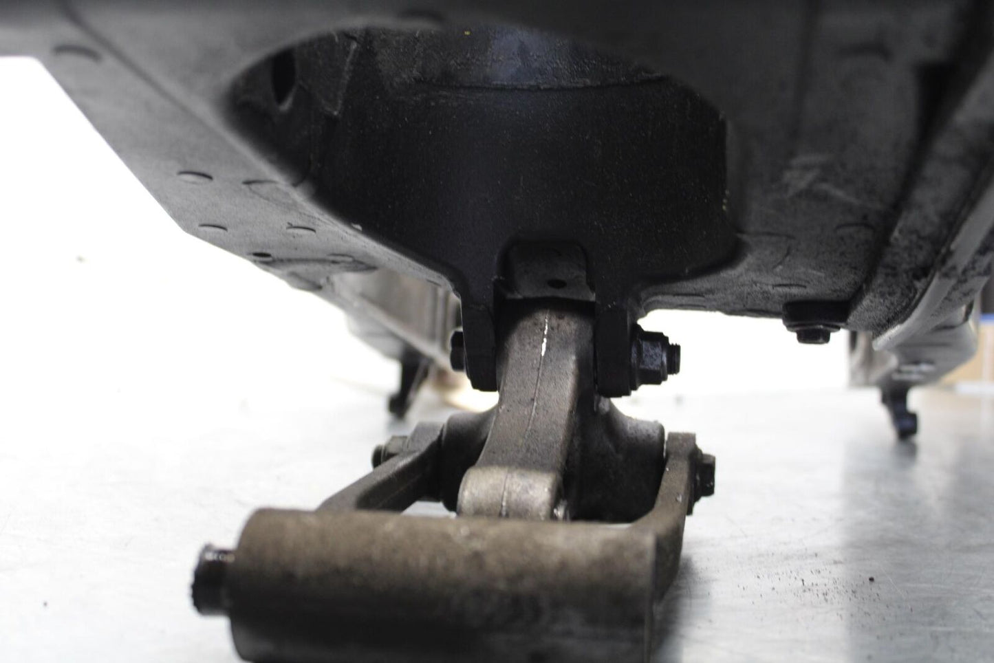 2006 Suzuki GSXR600 REAR SWINGARM BACK SUSPENSION SWING ARM BB447