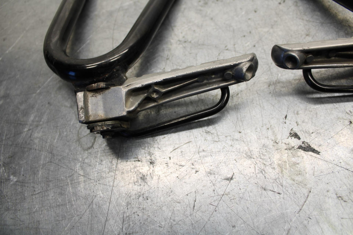 89-90 YAMAHA FZR600 REAR BACK PASSENGER PEG SET PAIR BB76