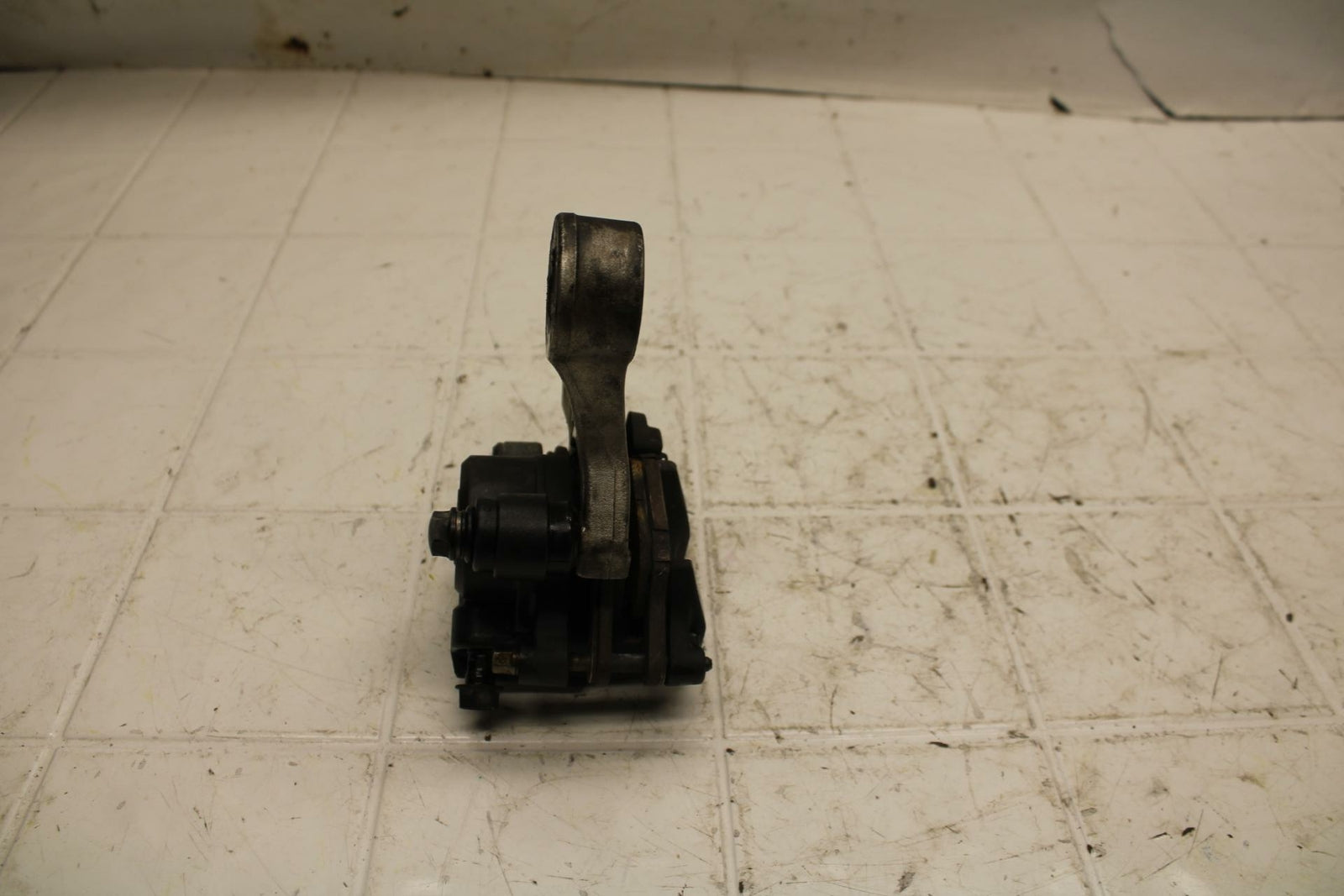05-06 HONDA CBR600RR REAR BACK BRAKE CALIPER W MOUNT BRACKET BB399