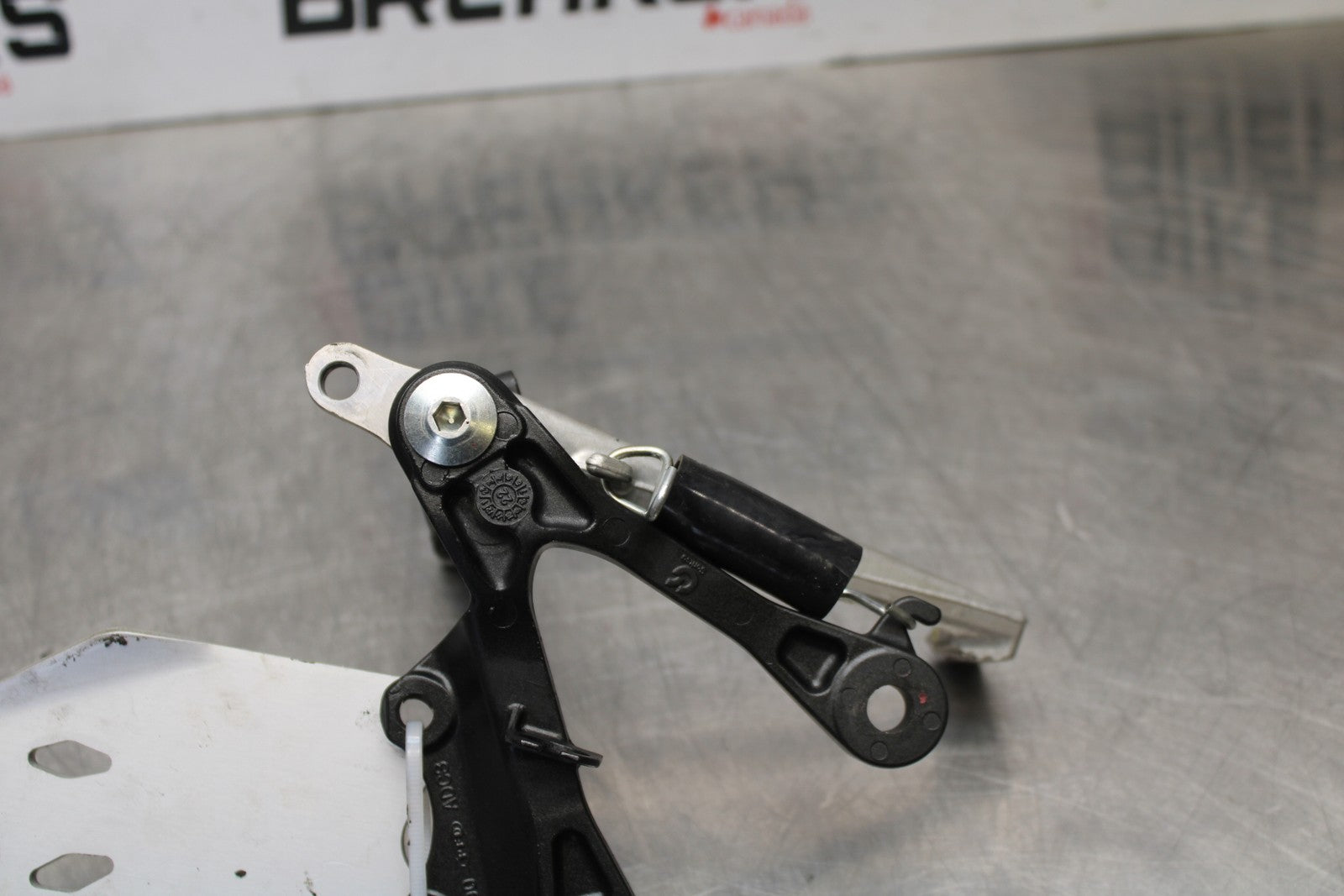 21-23 KAWASAKI NINJA ZX6R RIGHT REARSET REAR SET DRIVER FOOT PEG REST STOP BB179