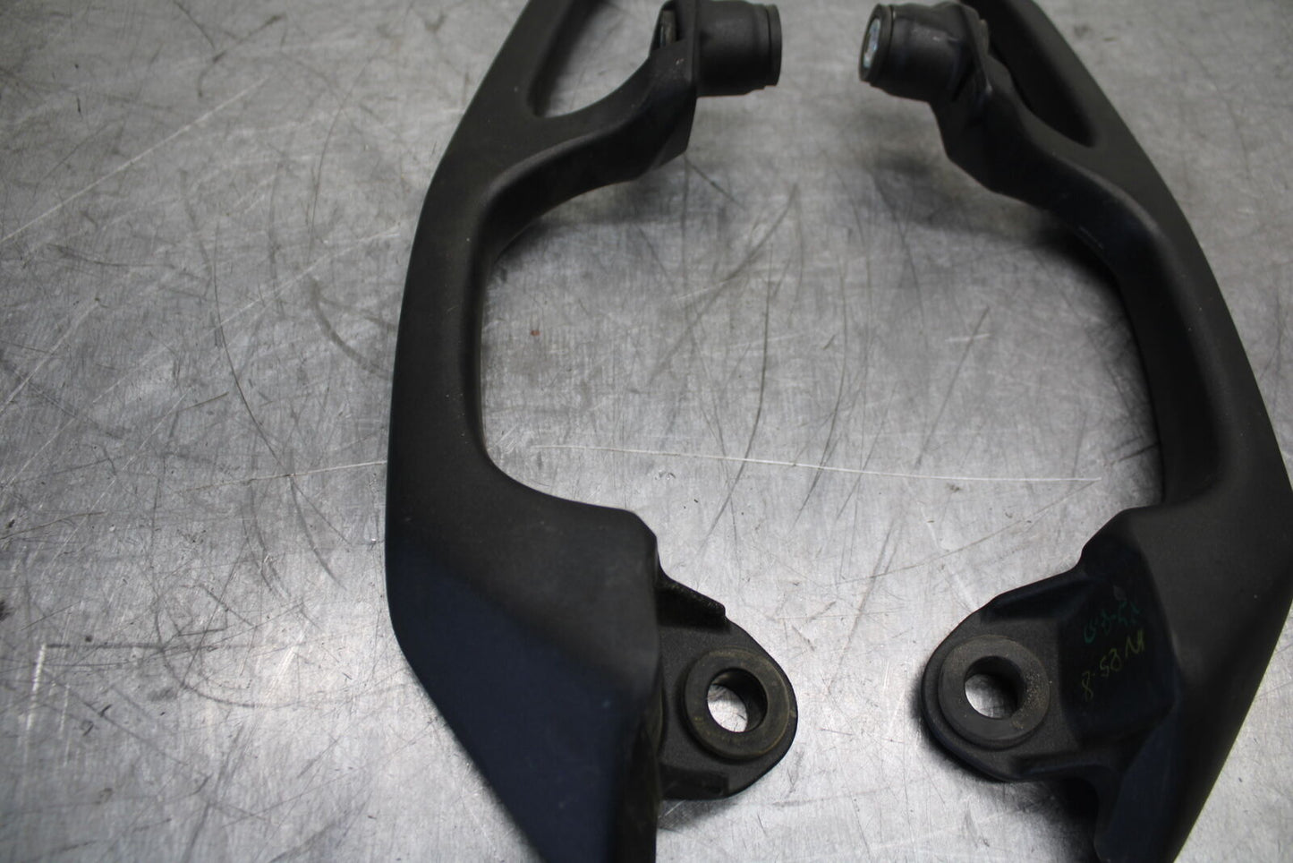 12-17 KAWASAKI ER-6N Z650 PASSENGER REAR SEAT GRAB BAR HANDLE SET BB709