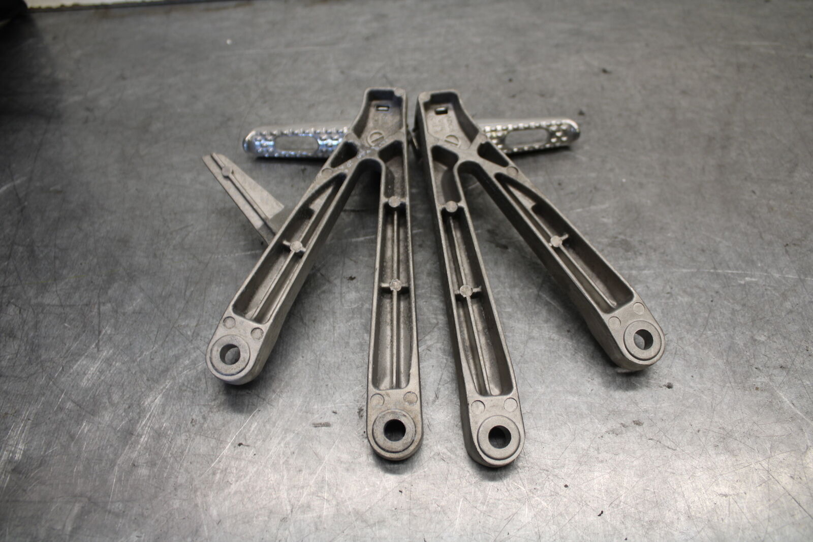 05-06 HONDA CBR600RR REAR BACK PASSENGER PEG SET PAIR  BB689