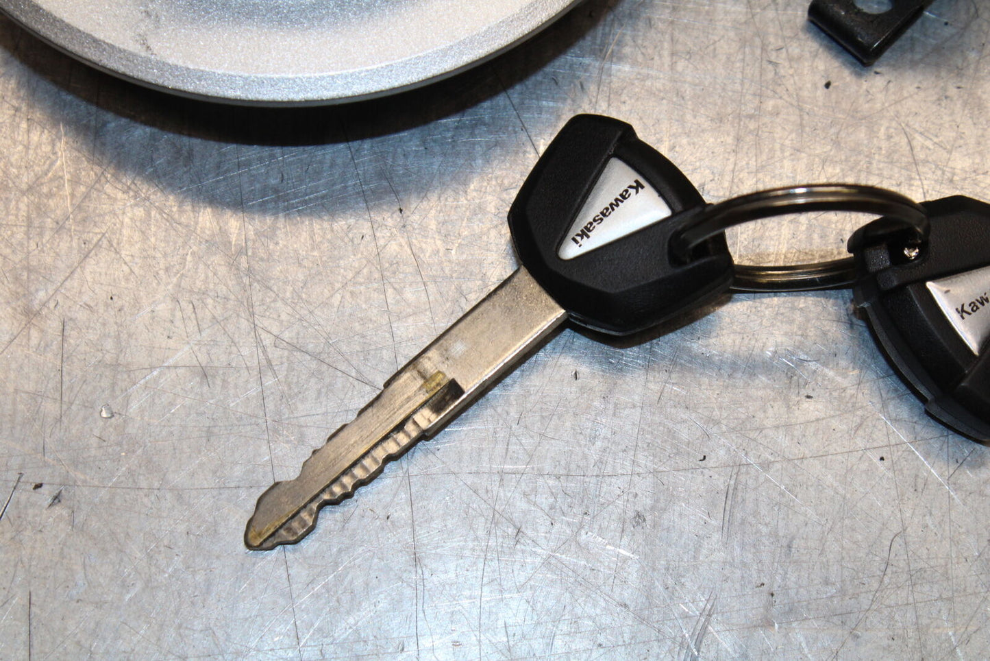 19-22 KAWASAKI Z400 IGNITION LOCK KEY SET W/ GAS CAP AND SEAT LOCK BB738