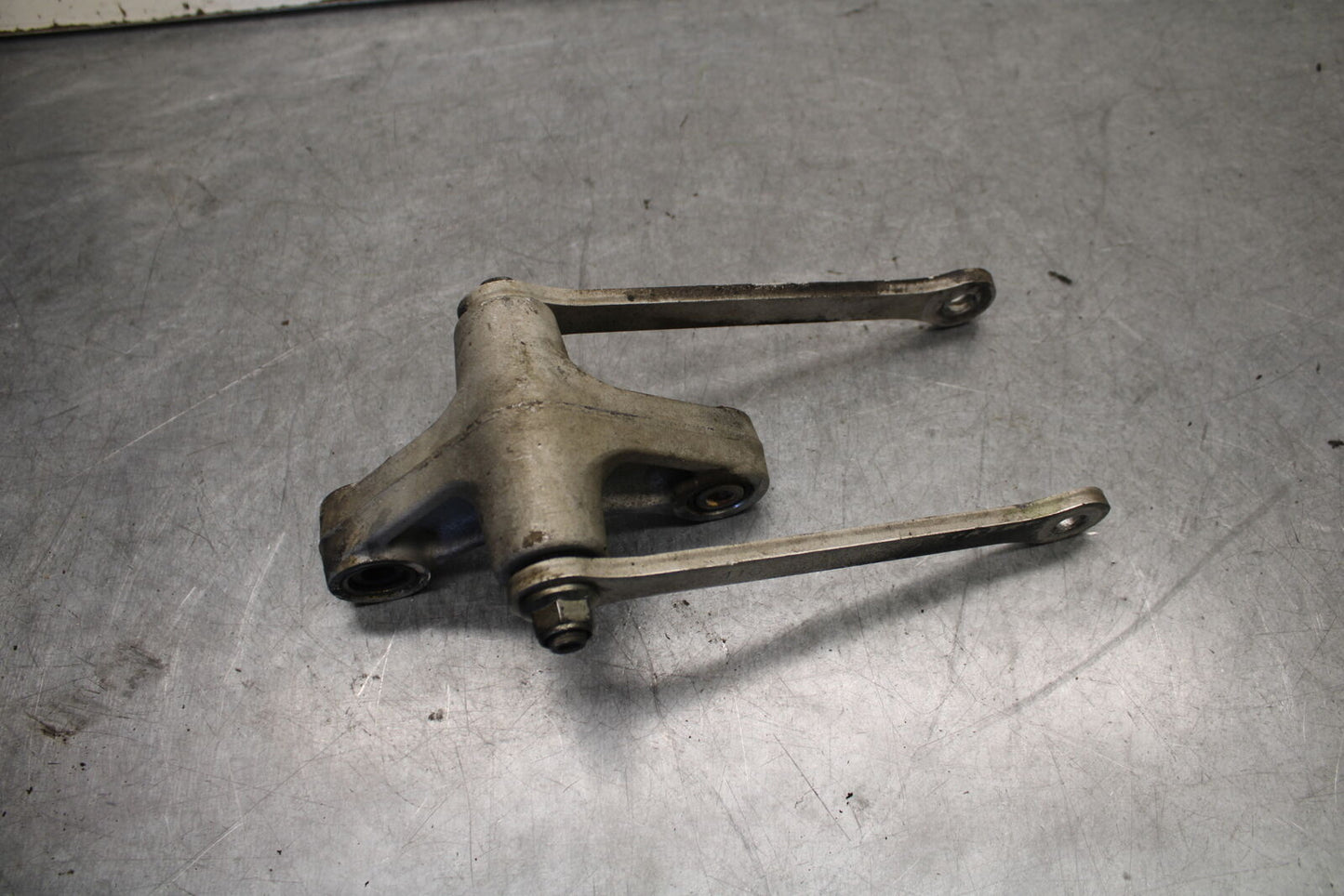 05-06 SUZUKI GSXR1000 REAR DOGBONE SHOCK LINKAGE LINK 62600-41810 BB663