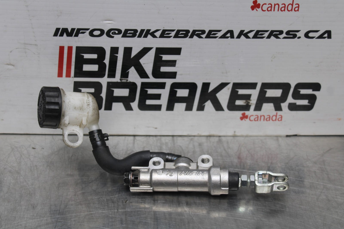17-18 YAMAHA YZF R3 REAR BACK BRAKE MASTER CYLINDER W RESERVOIR BB788