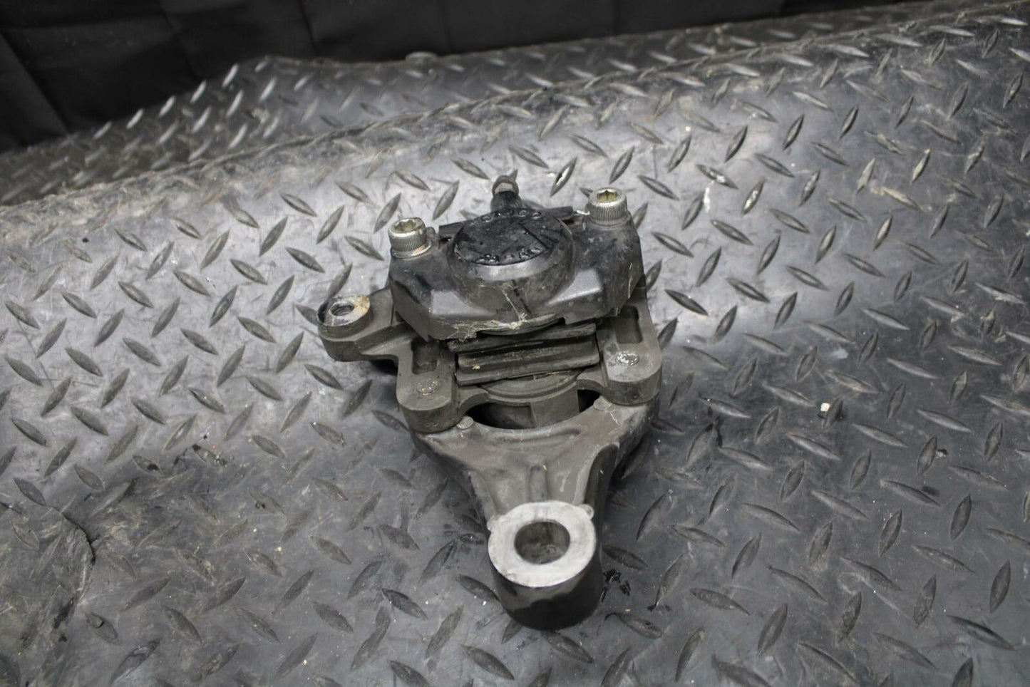 86 SUZUKI GS750ES REAR BACK BRAKE CALIPER W MOUNT BRACKET BB233