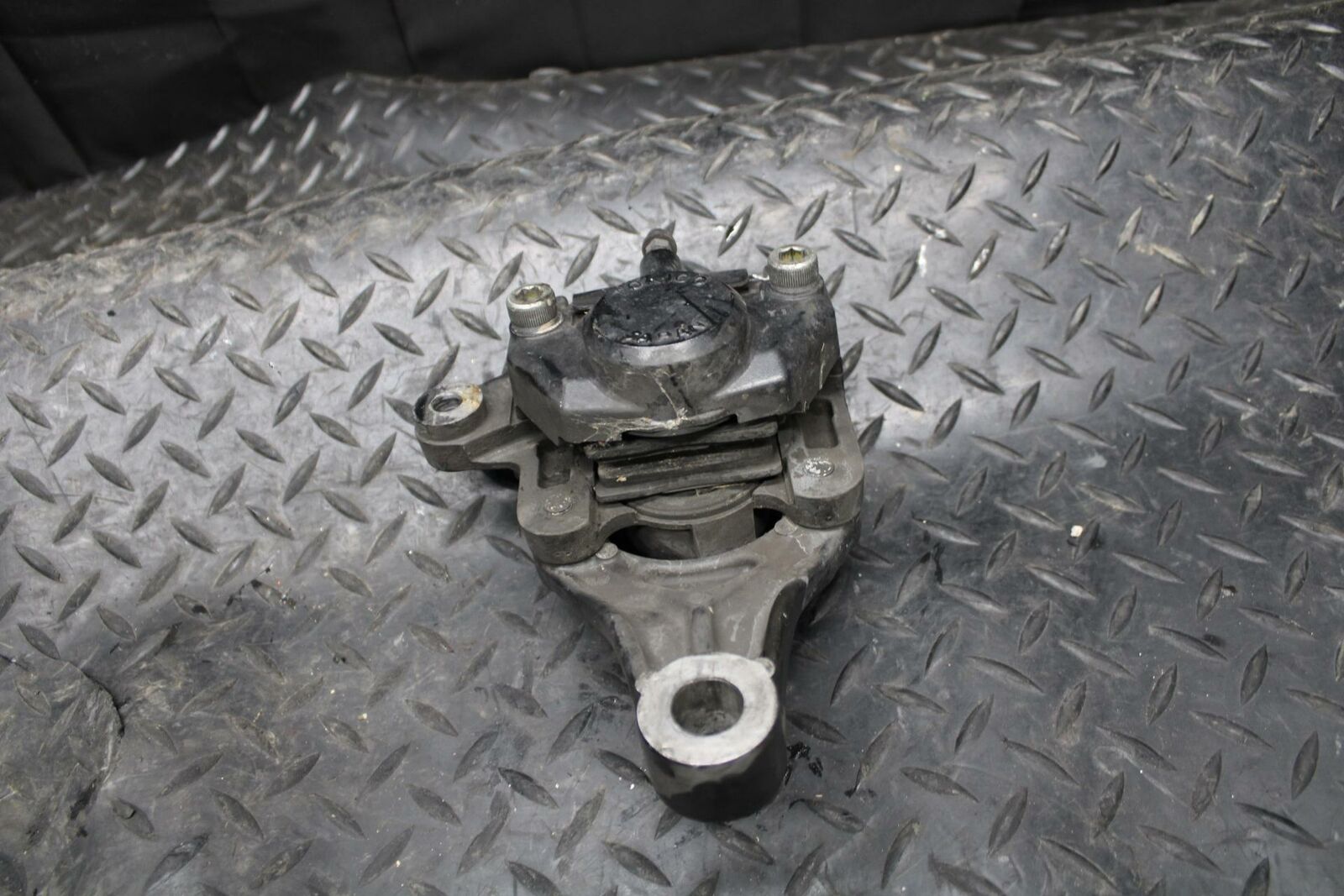 86 SUZUKI GS750ES REAR BACK BRAKE CALIPER W MOUNT BRACKET BB233