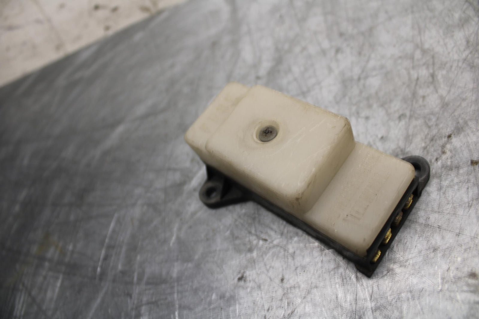 91-92 SUZUKI GSXR750 M  RELAY ASSEMBLY FUSE BOX BB493