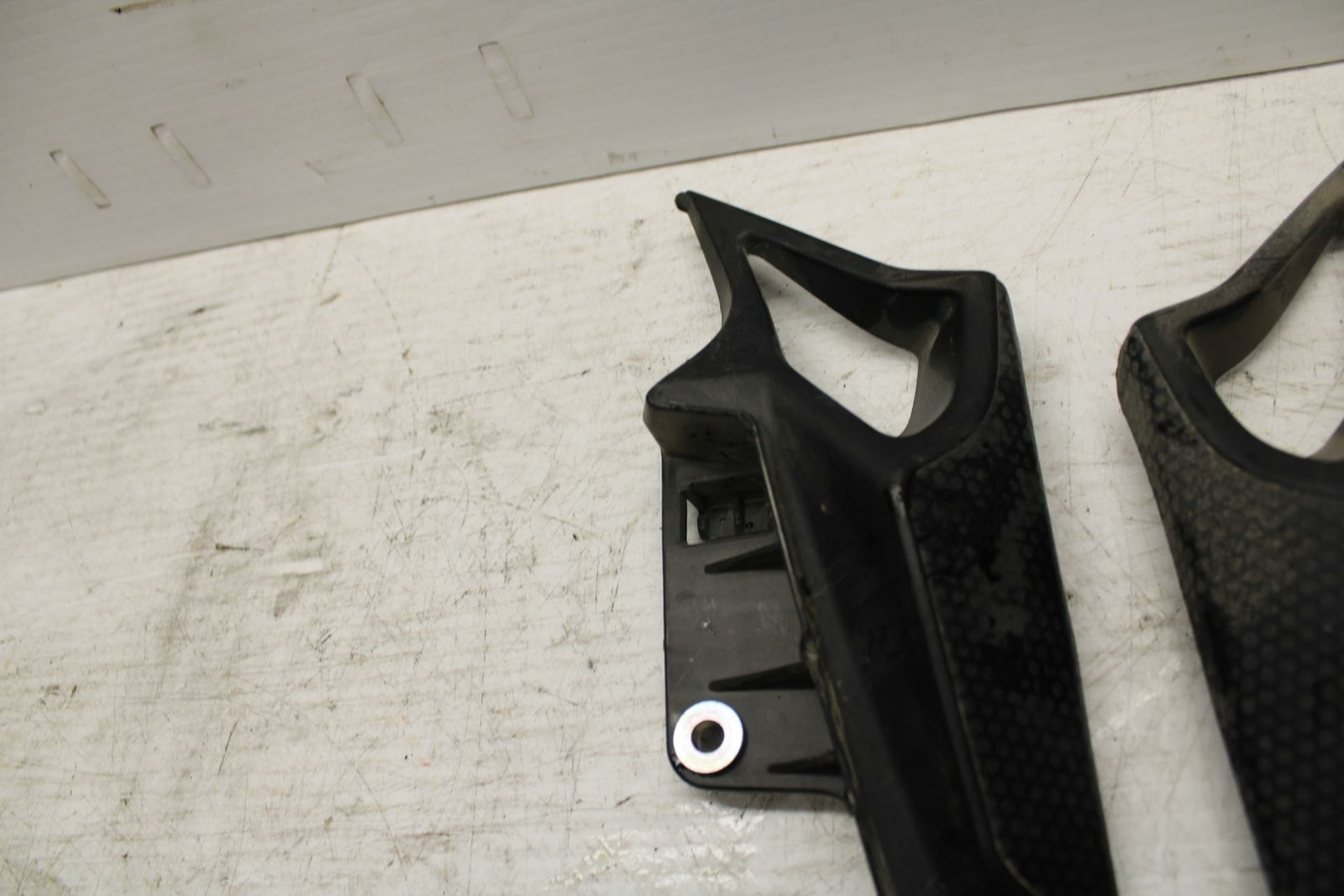 09 YAMAHA FZ6 MID UPPER SIDE FAIRING COWL BRACKET BB295