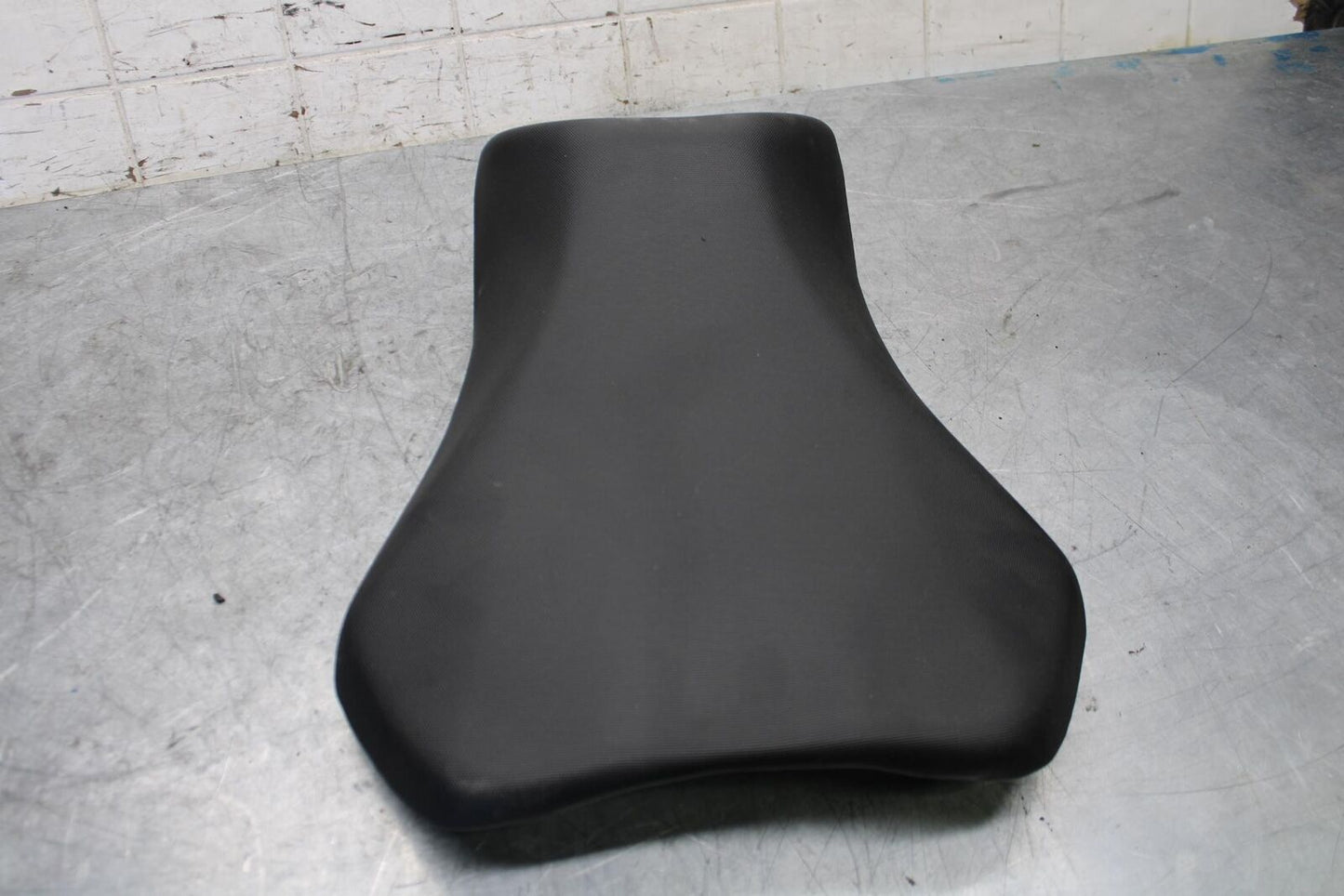 2017 Suzuki GSXR600 FRONT DRIVERS SEAT PAD SADDLE PILLION 45100-14J10-DW2 BB527