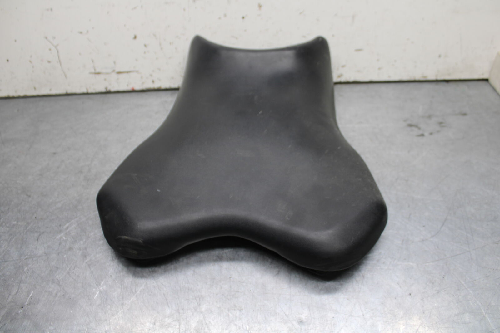 06 YAMAHA YZF R6 FRONT DRIVERS SEAT PAD SADDLE PILLION 2C0-24710-00-00 BB716
