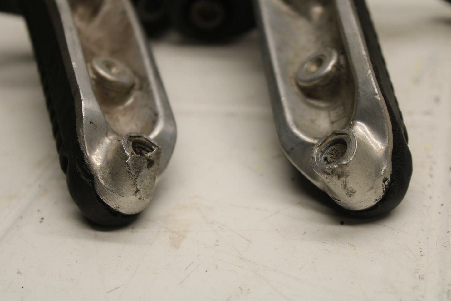 04-05 SUZUKI KATANA 750 GSX750F LEFT RIGHT REARSET DRIVER PEG BRACKETS  BB16