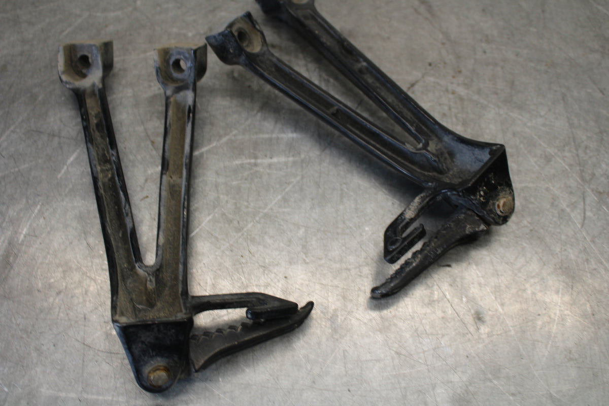 06-07 SUZUKI GSXR 600 REAR BACK PASSENGER PEG SET PAIR BB694