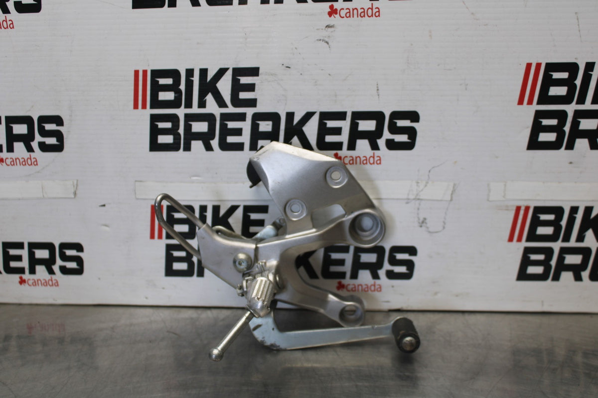 15-17 YAMAHA FJ09 RIGHT REARSET REAR SET DRIVER FOOT PEG REST STOP BB906