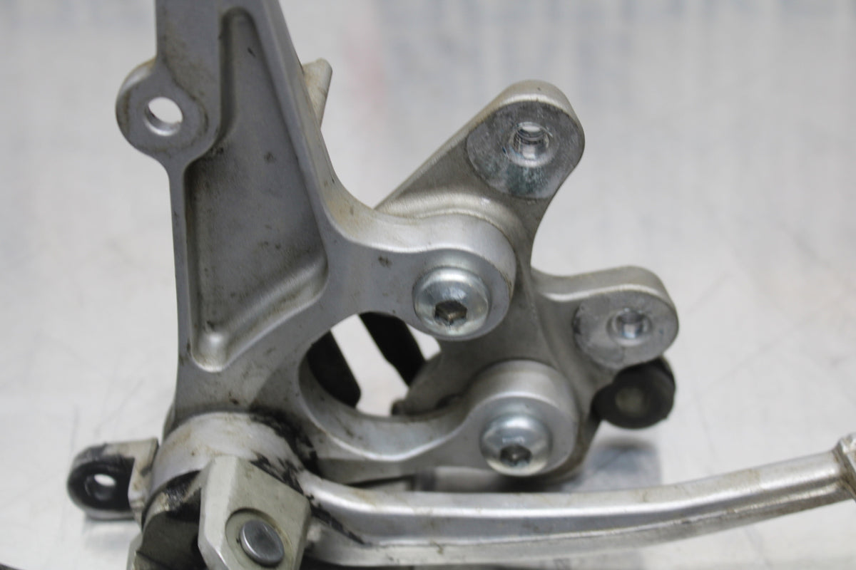 11 SUZUKI GSXR1000 RIGHT REARSET REAR SET DRIVER FOOT PEG REST STOP BB142